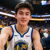 一位年轻男性篮球迷，穿着NBA勇士队30号球衣，在球场边自拍的头像特写